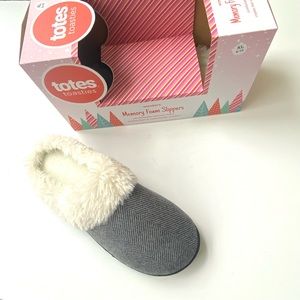 TOTES NWT Womens XL 9-10 Gray White Faux Fur Slip On Memory Foams Slippers